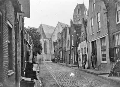 127612 Gezicht in de Marktstraat te Oudewater, met op de achtergrond de St.-Michaëlskerk aan de Noorder Kerkstraat.